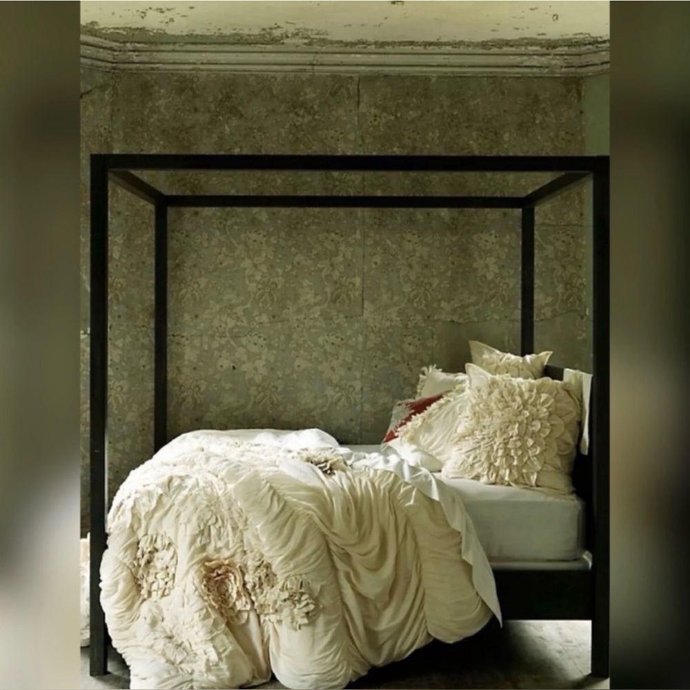 EUC Anthropologie Georgina Luxury Cream Ruffled Duvet Cover King